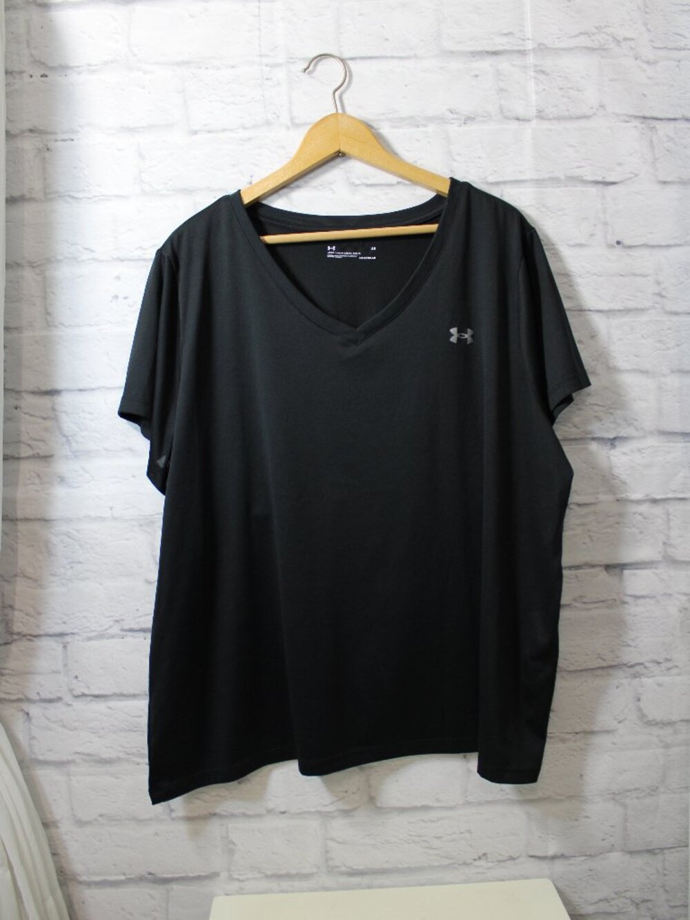 Under Armour Plus 2X Black Shortsleeve V Neck Logo Tee Summer Casual Classic